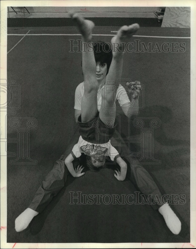 1983 Press Photo Cam McQueen&#39;s headstand with Michele Lustig of Tumbling Tots TX - Historic Images