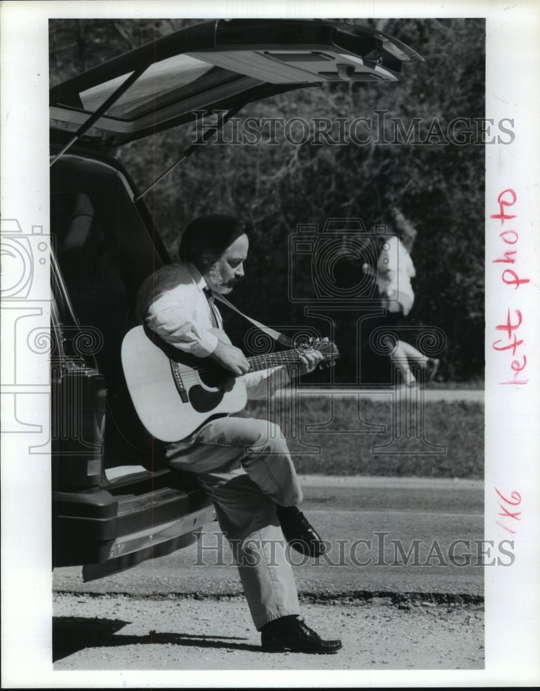 1991 Jack Fliszak plays guitar from his van at Memorial Park Houston - Historic Images