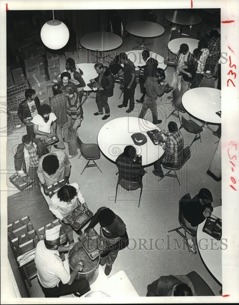 1982 People in free meal line at Harbor Light Center in Houston - Historic Images