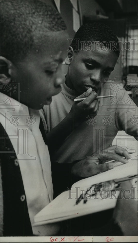 1968 Press Photo Children study at Harris Co Community Action Assoc in TX - Historic Images