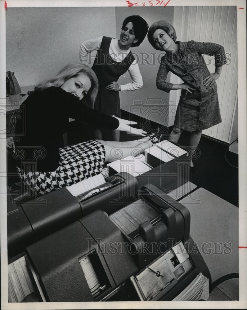 1967 Press Photo Gulf Oil Corp employees exercise during lunch in Houston, TX - Historic Images