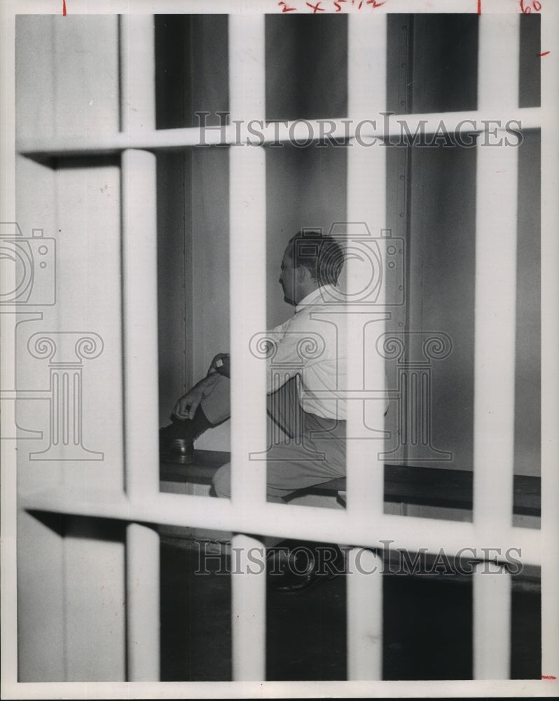 1960 Press Photo Man in cell at Harris County Adult Probation Departme -  Historic Images