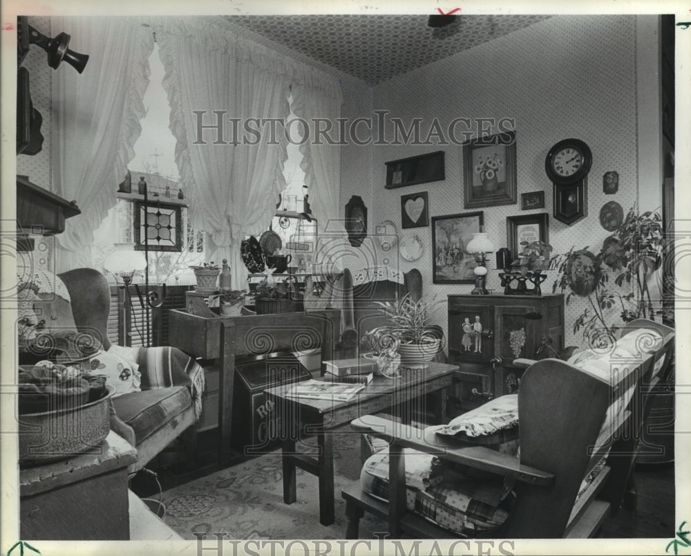 1986 Home of Vicki Jordan with Collectibles Showcased on Home Tours - Historic Images