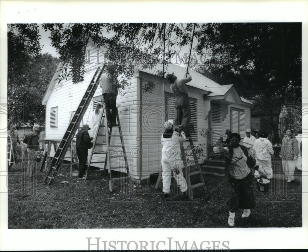 1992 Houston Union Carbide employees paid home of elderly widow - Historic Images