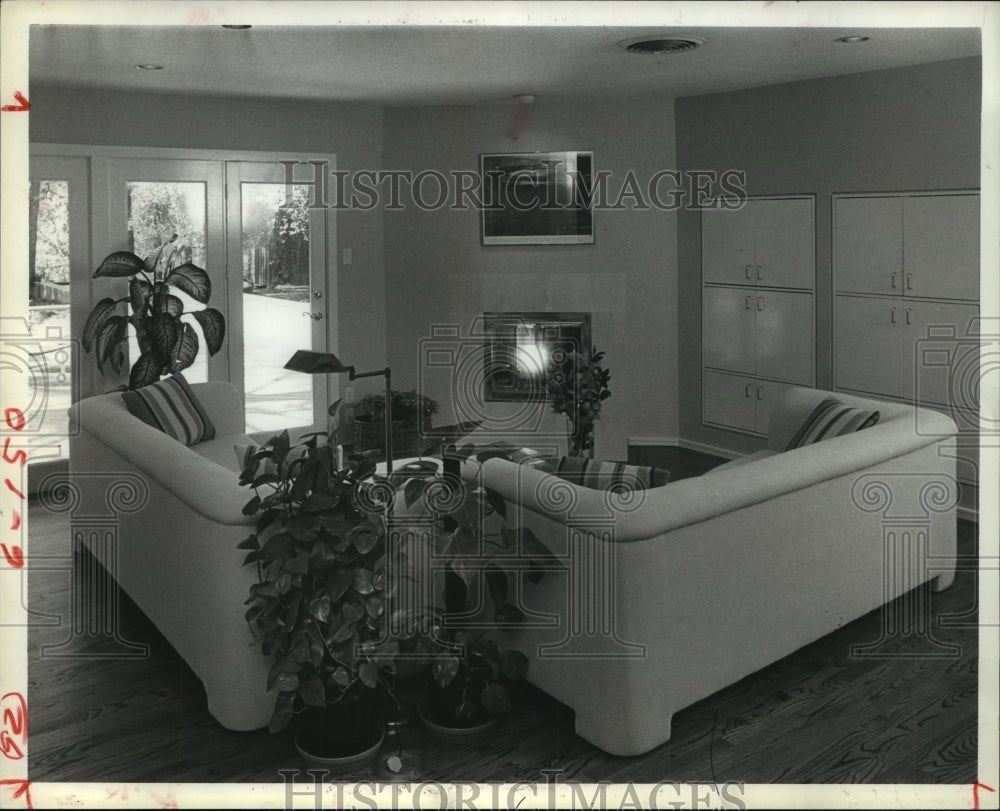 1985 Remodeled den in 1950s Memorial house in Houston, Texas - Historic Images
