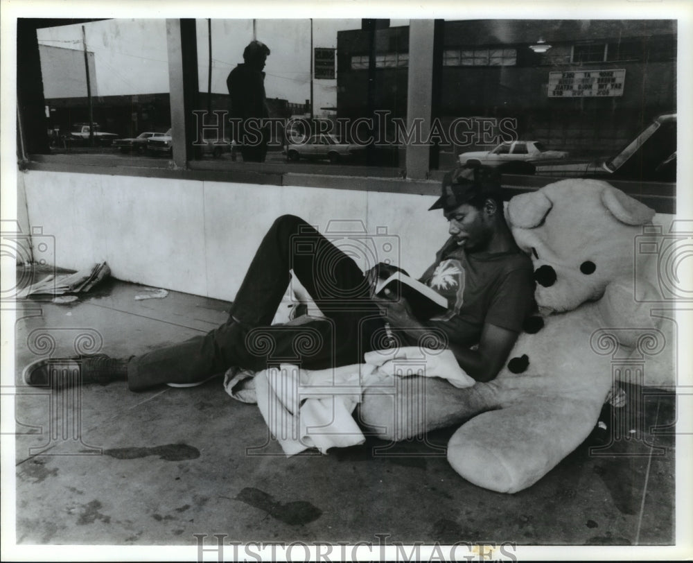 1991 Forest Hayes lies on Houston street and reads - He is homeless - Historic Images