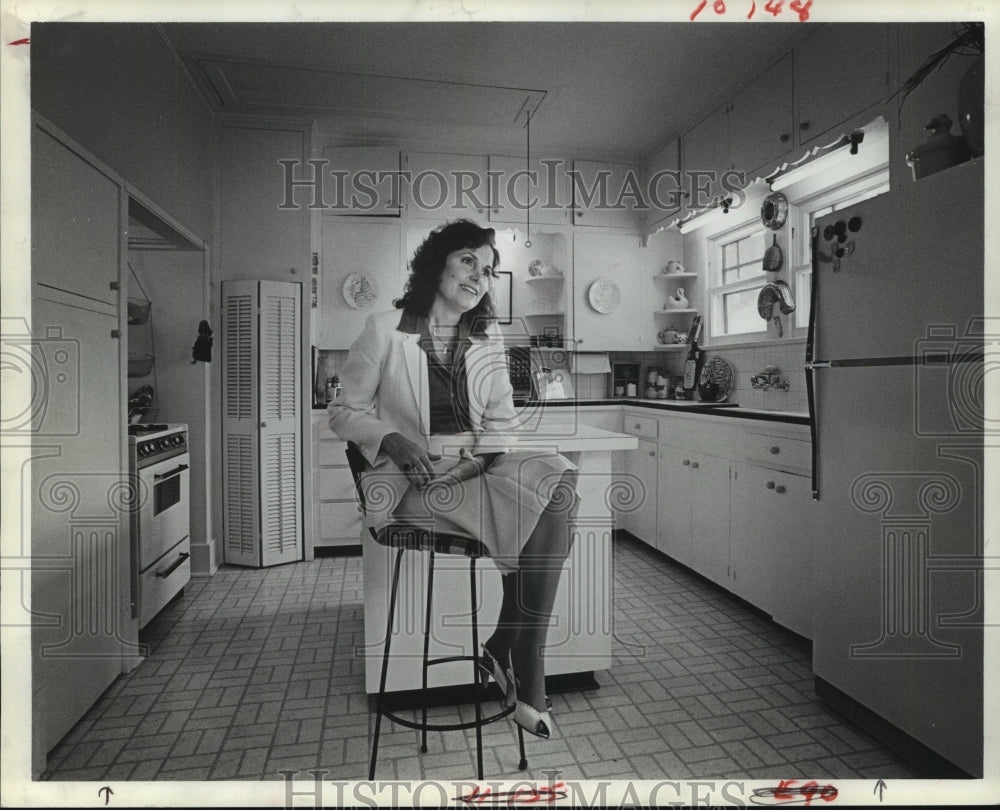 1982 Linda Wilson sits in her remodeled Houston Heights home - Historic Images
