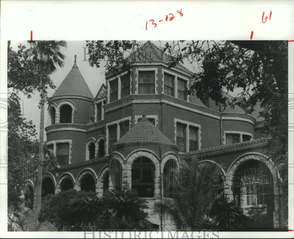 1983 Exterior view of R. L. Willis mansion on Broadway in Houston - Historic Images