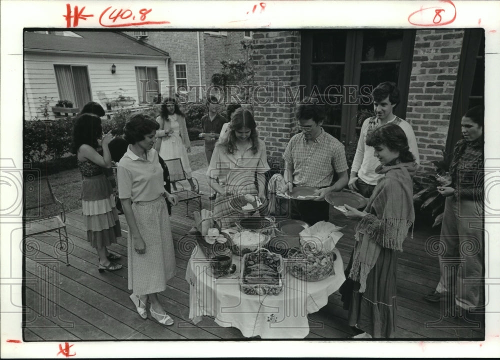 1982 Musicians at barbecue at Hogg National Young Artist audition - Historic Images