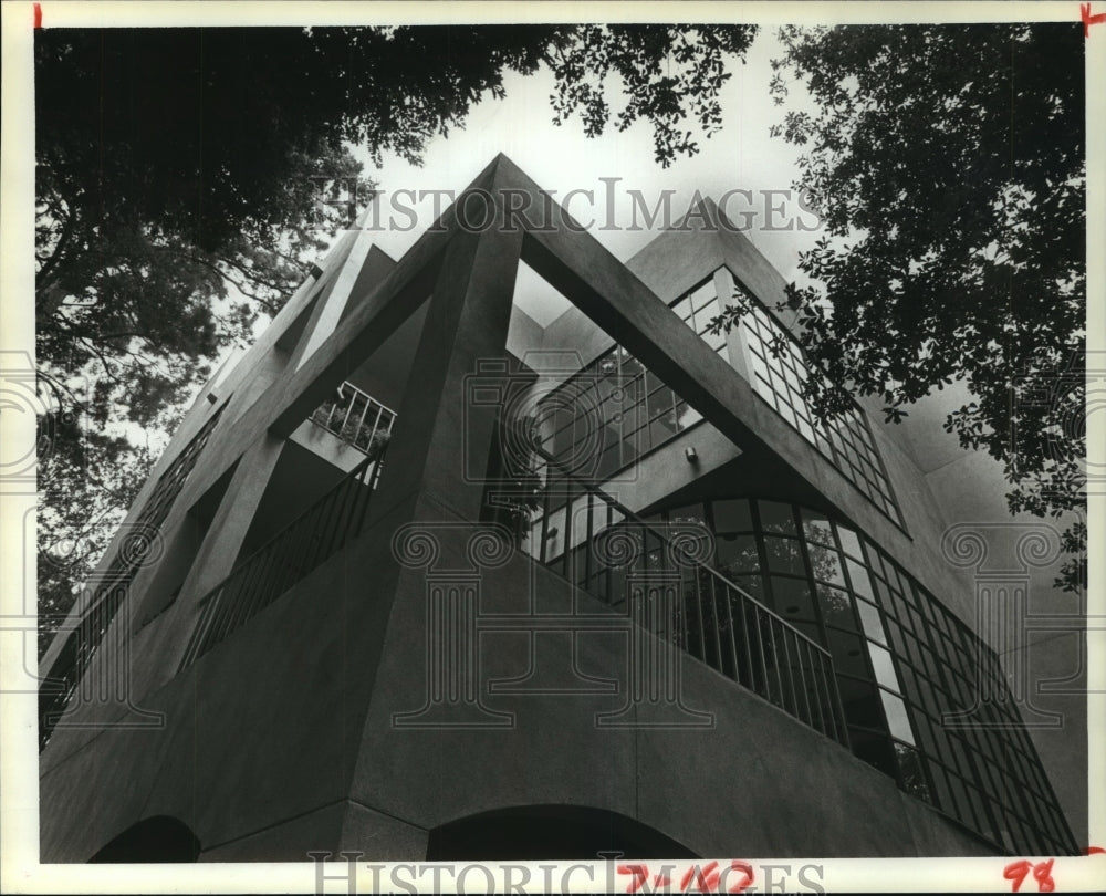 1983 Geometric-style home in Houston with rectangular glass windows - Historic Images