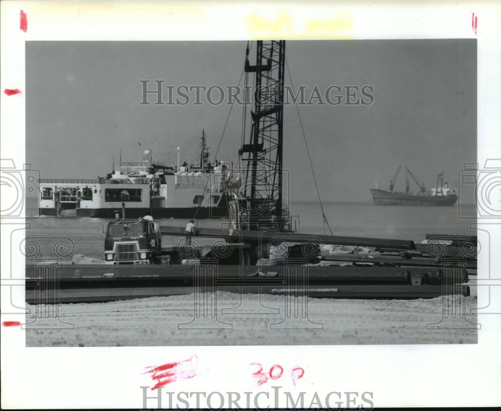 1989 Crane loads steel in Galveston port - Historic Images