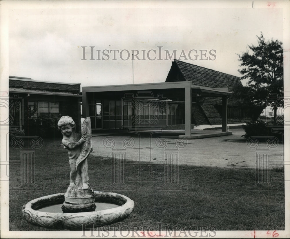 1958 Press Photo Sculpture outside Holly Hall Chapel on Knight Road in Houston- Historic Images