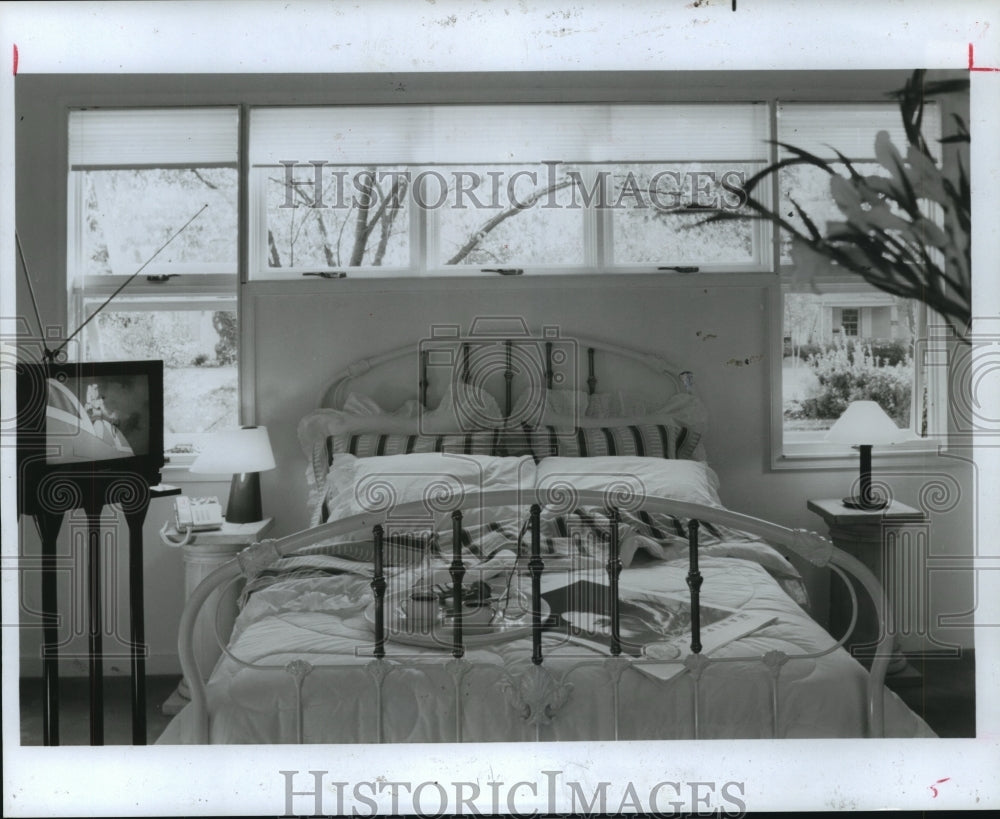 1986 Master bedroom of renovated home - Historic Images