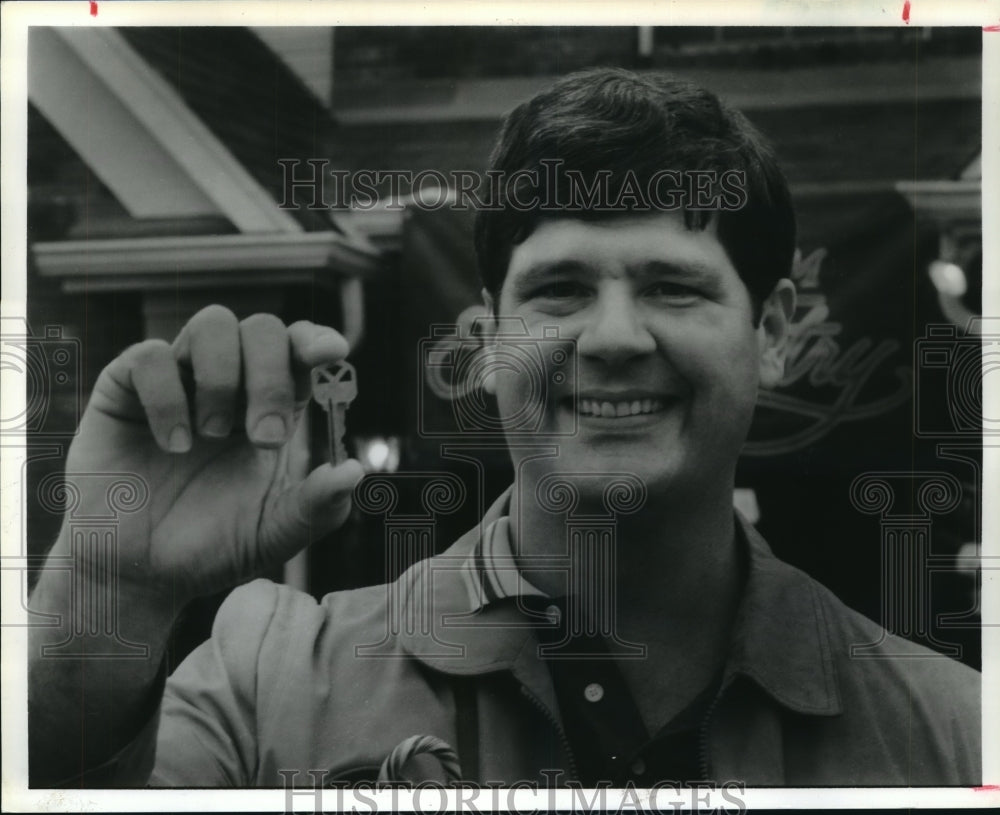 1991 Pulte Homes winner Doug Obert with key in Houston - Historic Images
