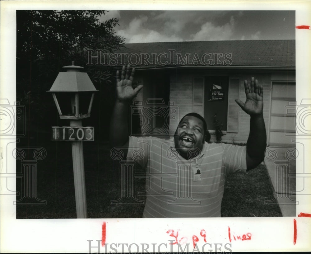 1986 Claras Brown excited he won fixer-upper Houston house - Historic Images