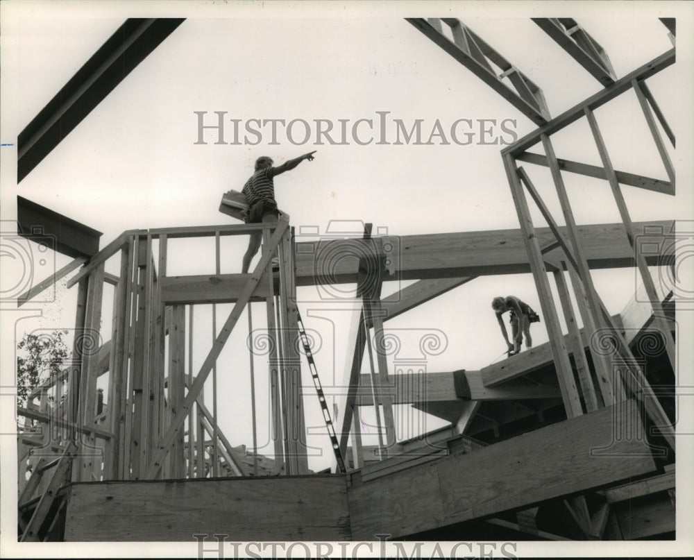 1988 Carpenters frame home in Woodlands, Houston neighborhood - Historic Images