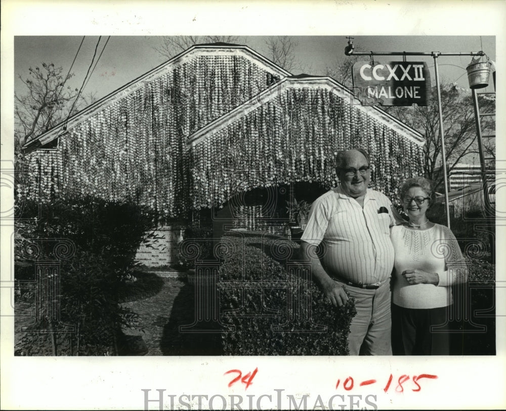 1986 John &amp; Mary Milkovisch outside their beer can home in Houston - Historic Images