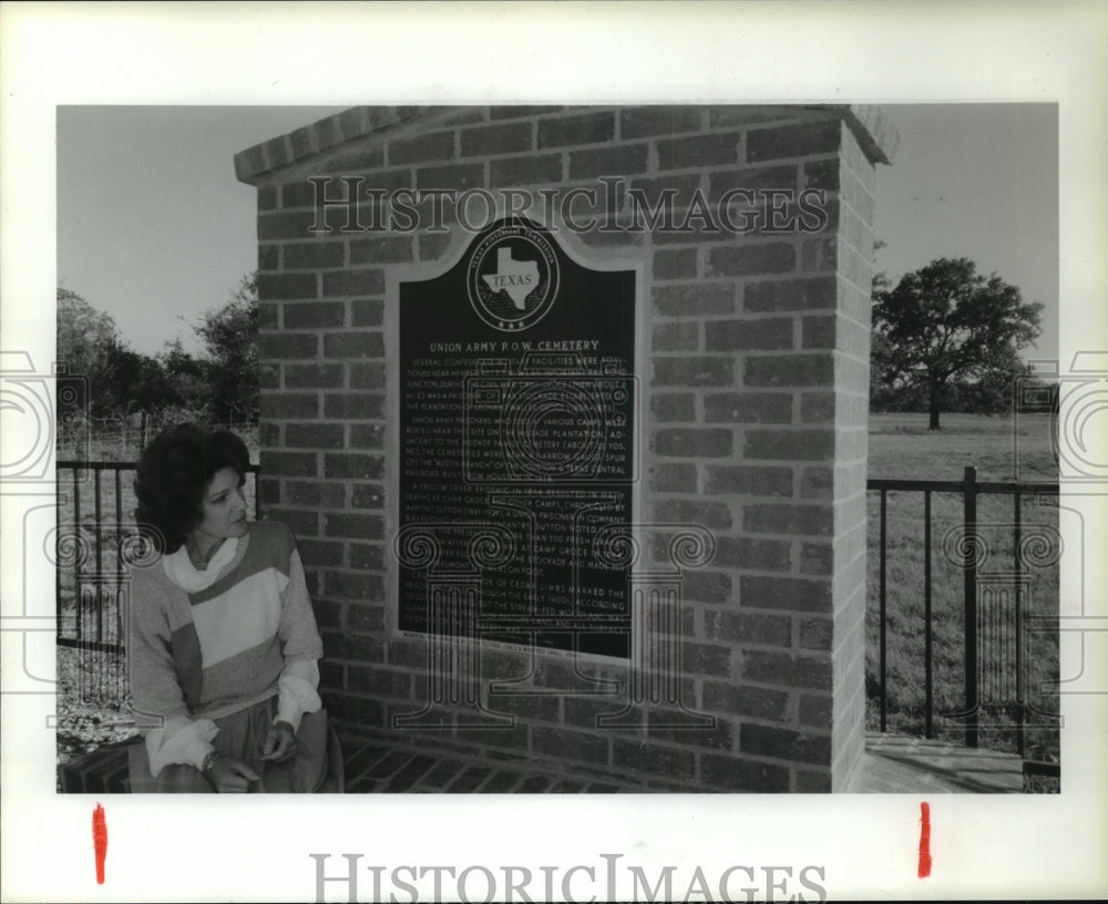 1987 Patti Meyers views Union POW cemetery plaque in Hempstead - Historic Images