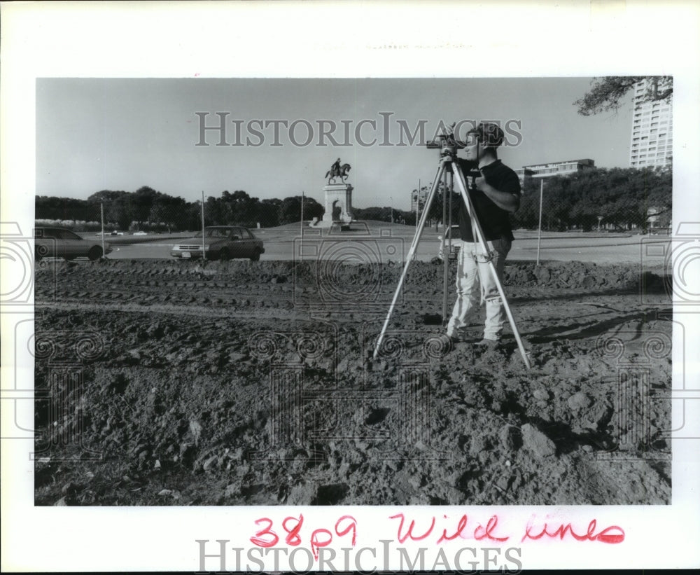 1992 Mike Howard surveys the jogging trail at Hermann Park, Houston - Historic Images