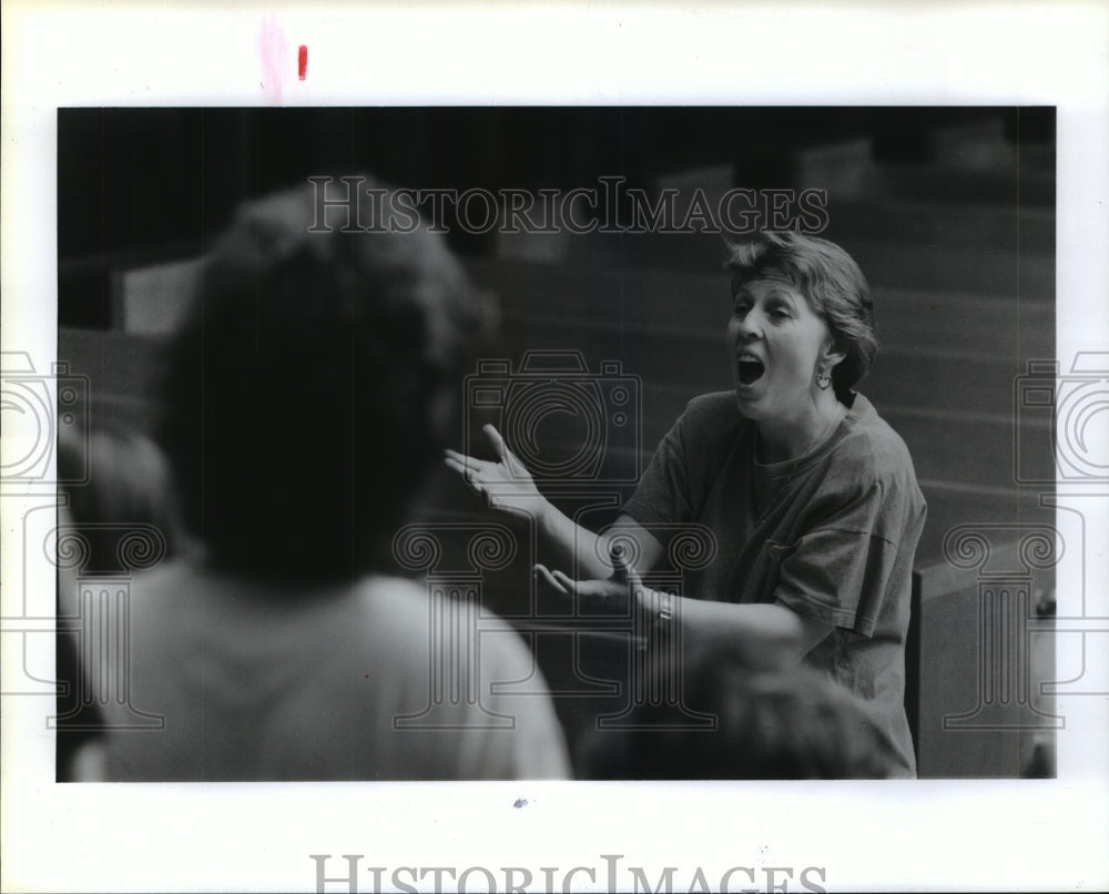 1991 Lynne Weynand directs women&#39;s choral group HeartSong - Historic Images