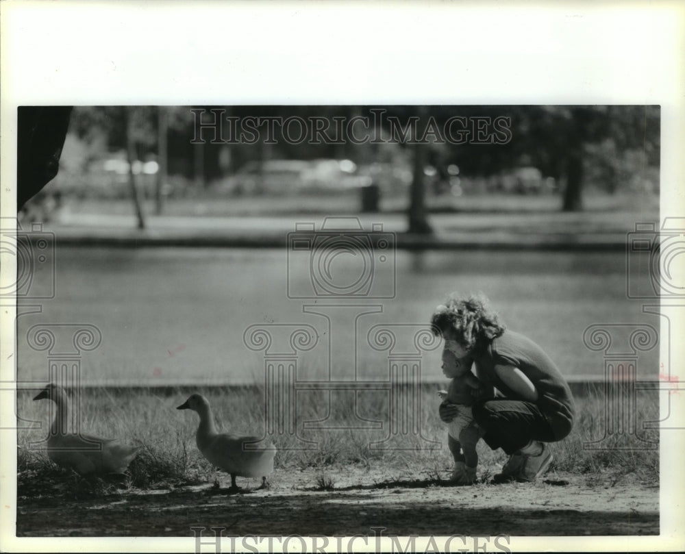 1988 Rosann Feagin & daughter Kara look at Hermann Park ducks in TX - Historic Images
