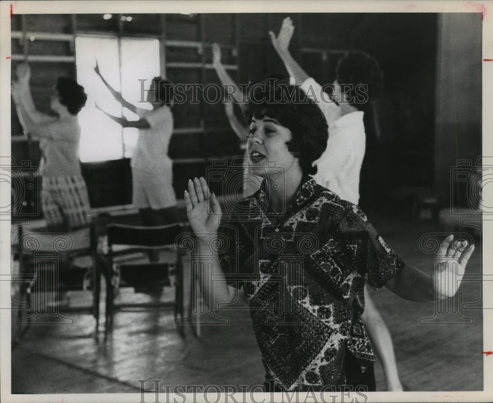 1963 Press Photo Ann Alford rehearses with Hill Country Arts Foundation in TX - Historic Images