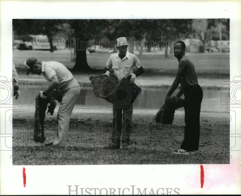 1989 Residents of Develo-Cepts resod Hermann Park in Houston - Historic Images