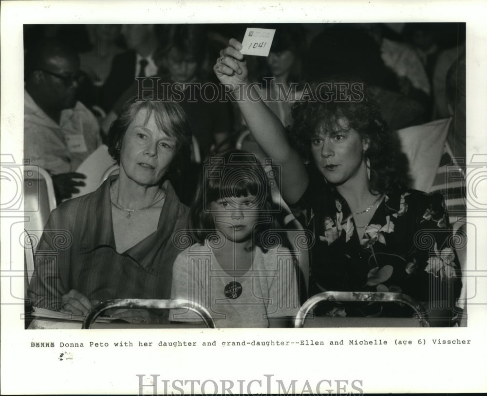 1986 Three generations at VA home auction in Houston - Historic Images