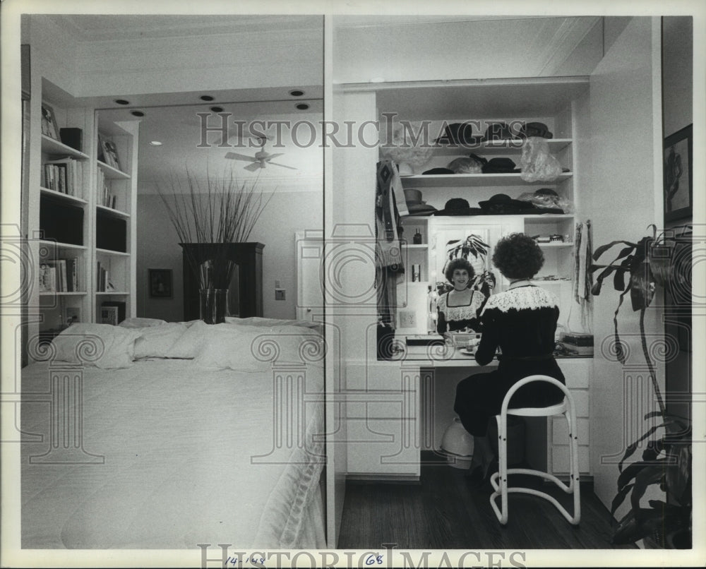 1985 Master bedroom interior showing mirrored doors hiding storage - Historic Images