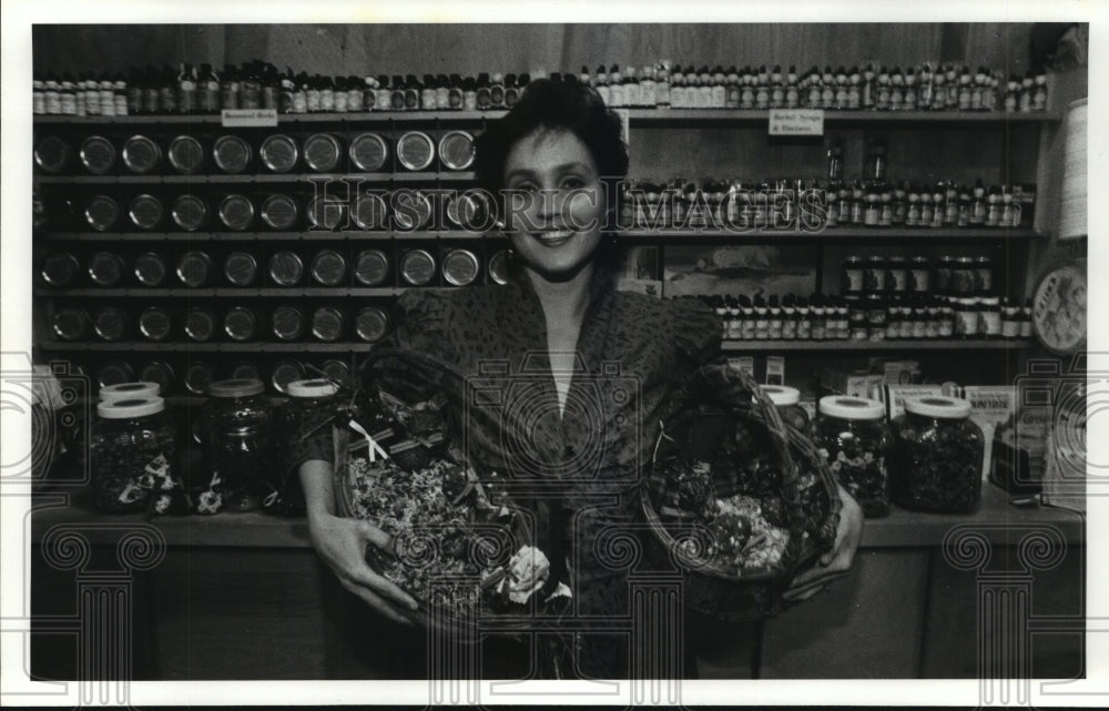 1986 Houston Whole Foods herbalist Amy Wall holds gift baskets - Historic Images