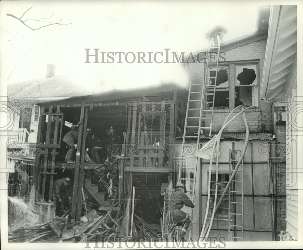 1968 Press Photo Firemen at Heritage House, after fire, Houston - hca27941 - Historic Images