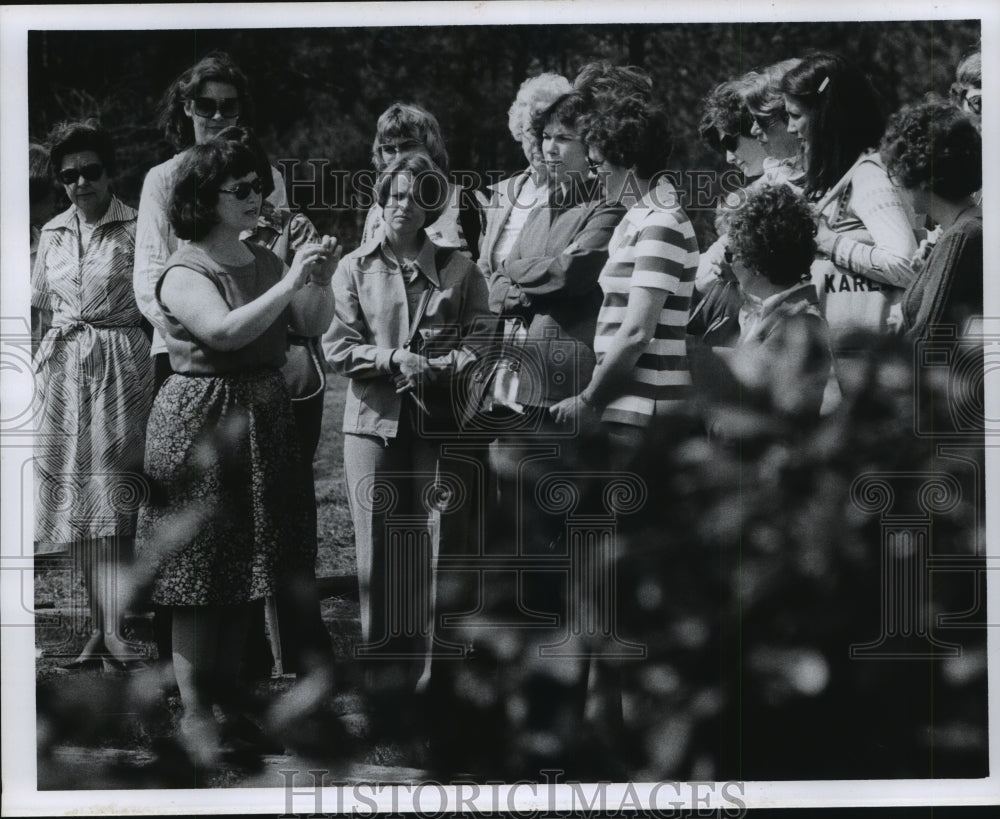 1978 Woman speaks to group at Hilltop Farm in Cleveland, Texas - Historic Images