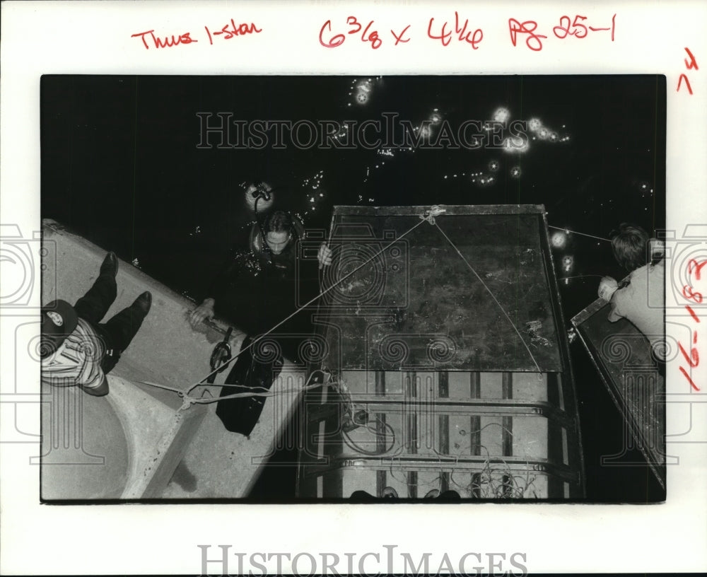 1984 Houston police department divers at Sims Bayou near Highway 225 - Historic Images