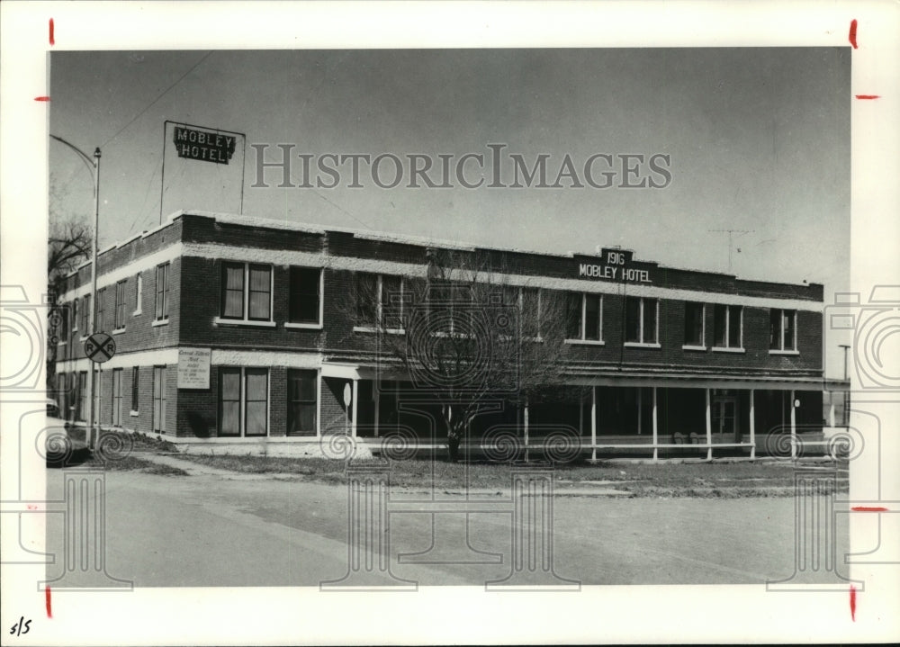 1987 Mobley Hotel, owned by Conrad Hilton, in Cisco - Historic Images