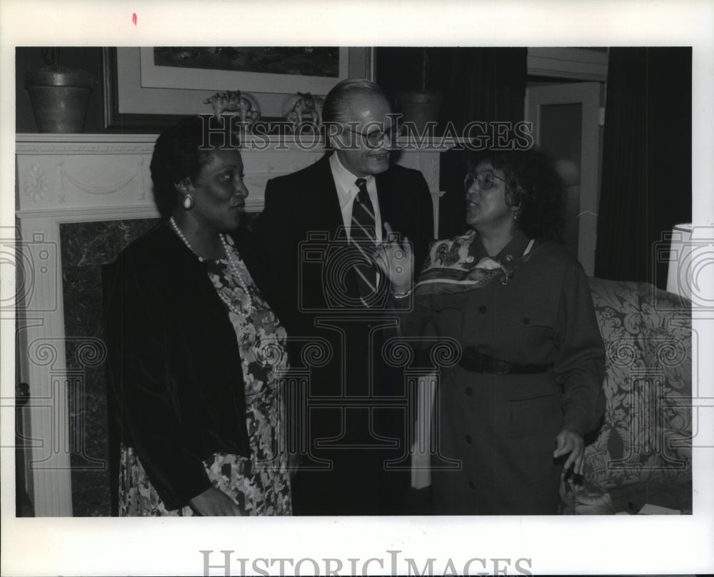 1992 University of Houston Chancellor A. Schilt welcomes guests - Historic Images