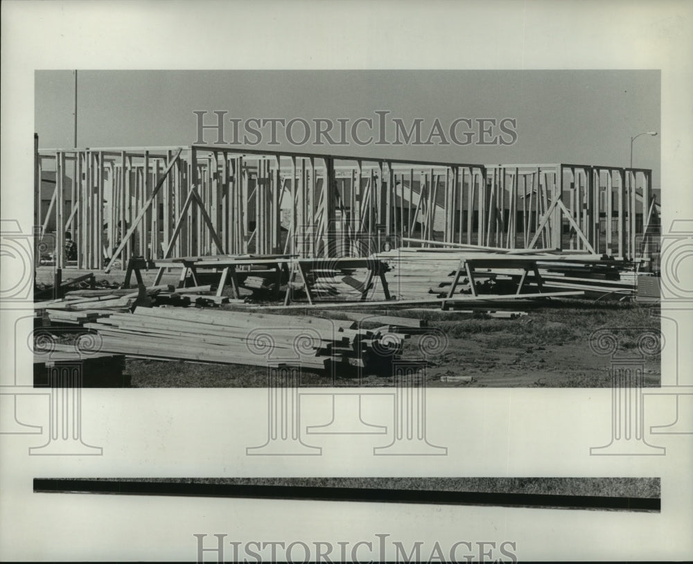 1985 New Houston home under construction shows framed walls - Historic Images