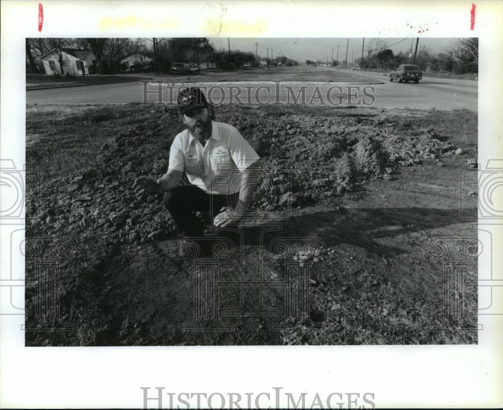 1990 Press Photo Ron Blackwell at Houston site where he said horse was buried- Historic Images