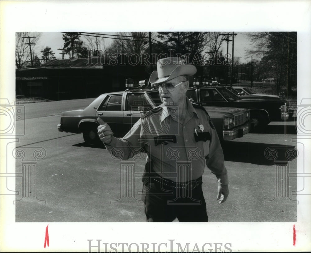 1988 Police officer Jim Campbell of Hemphill, Texas - Historic Images