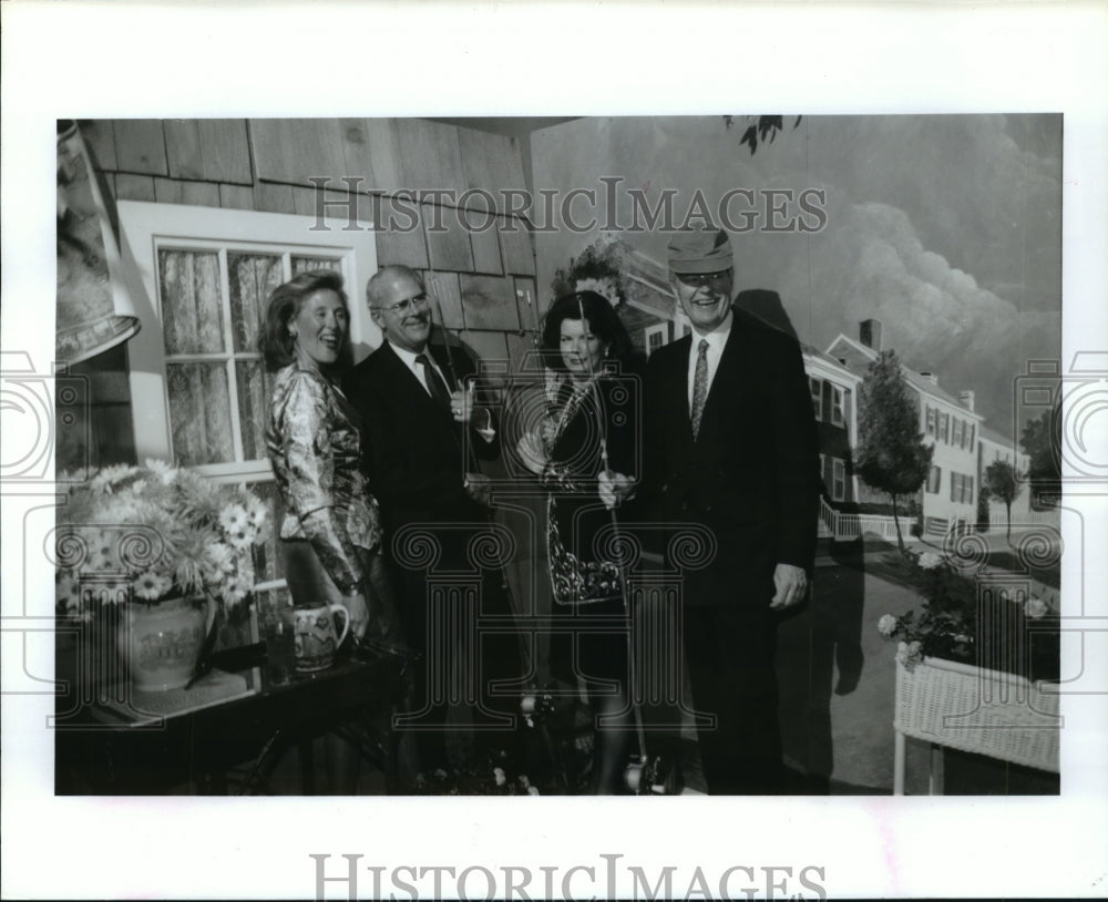 1992 High bidders at Desserts, Dreams and Designs for TX hospice - Historic Images