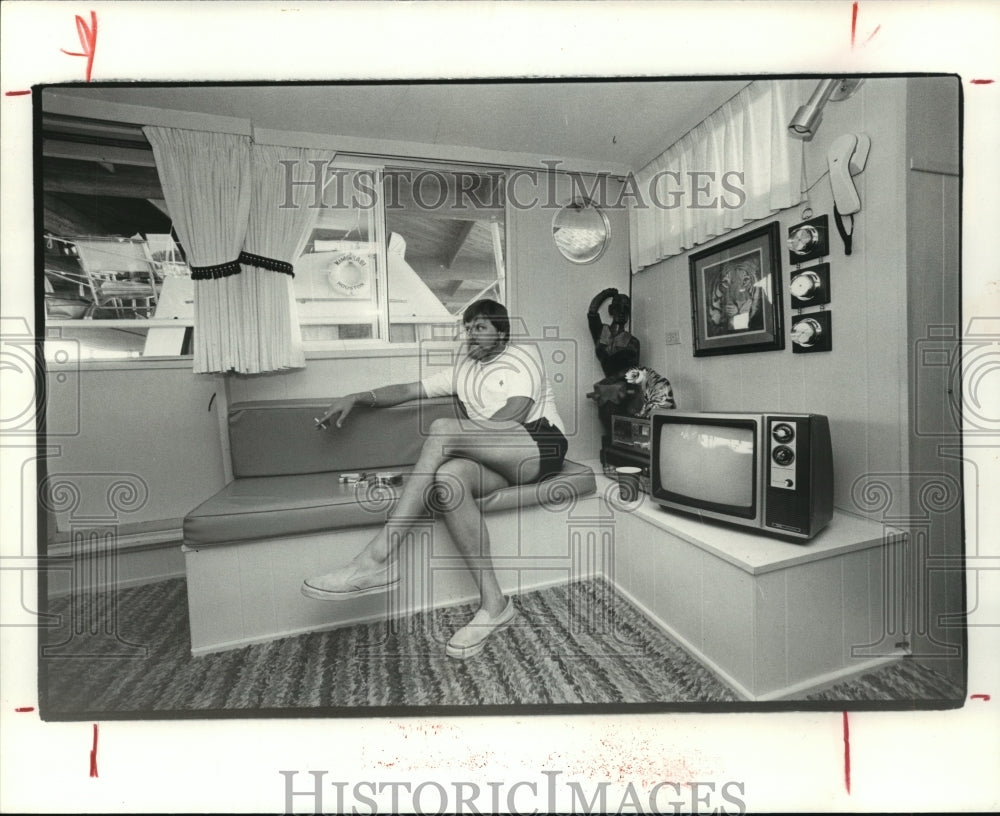 1979 Hardy Vick sits on his houseboat couch - Historic Images