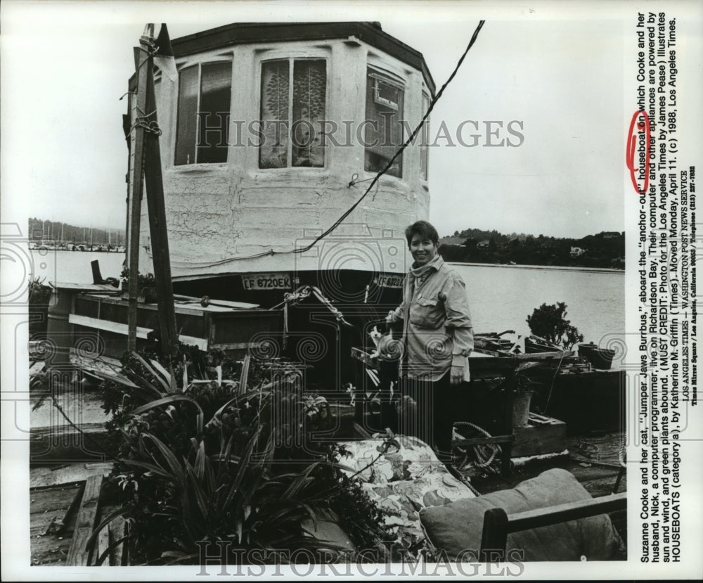 1988 Susanne Cooke next to her houseboat on Richardson Bay - Historic Images