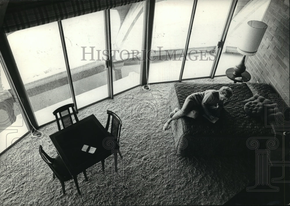 1971 Press Photo Woman on bed in bedroom of domed house - hca28171 - Historic Images