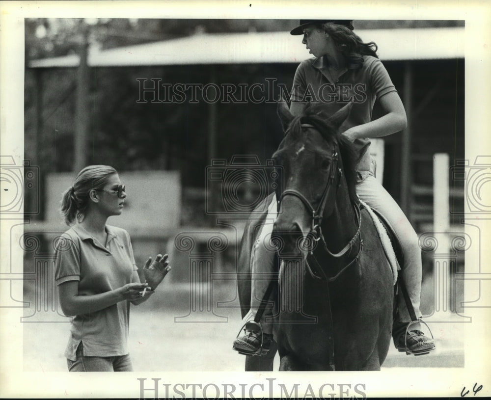 1982 Trainer Vicki Lengyel talks with student on horse in Houston - Historic Images