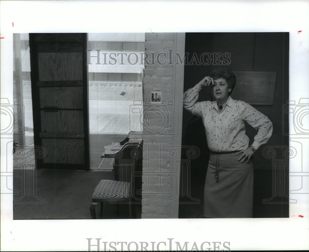 1990 Geri Hooks of Hooks-Epstein Galleries, TX after loss of art - Historic Images