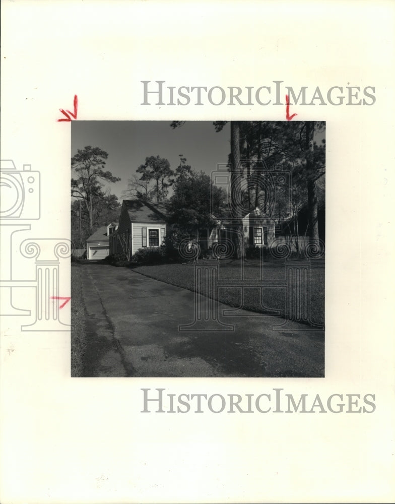 1988 Front yard of cottage at W 33rd St., Houston on home tour - Historic Images