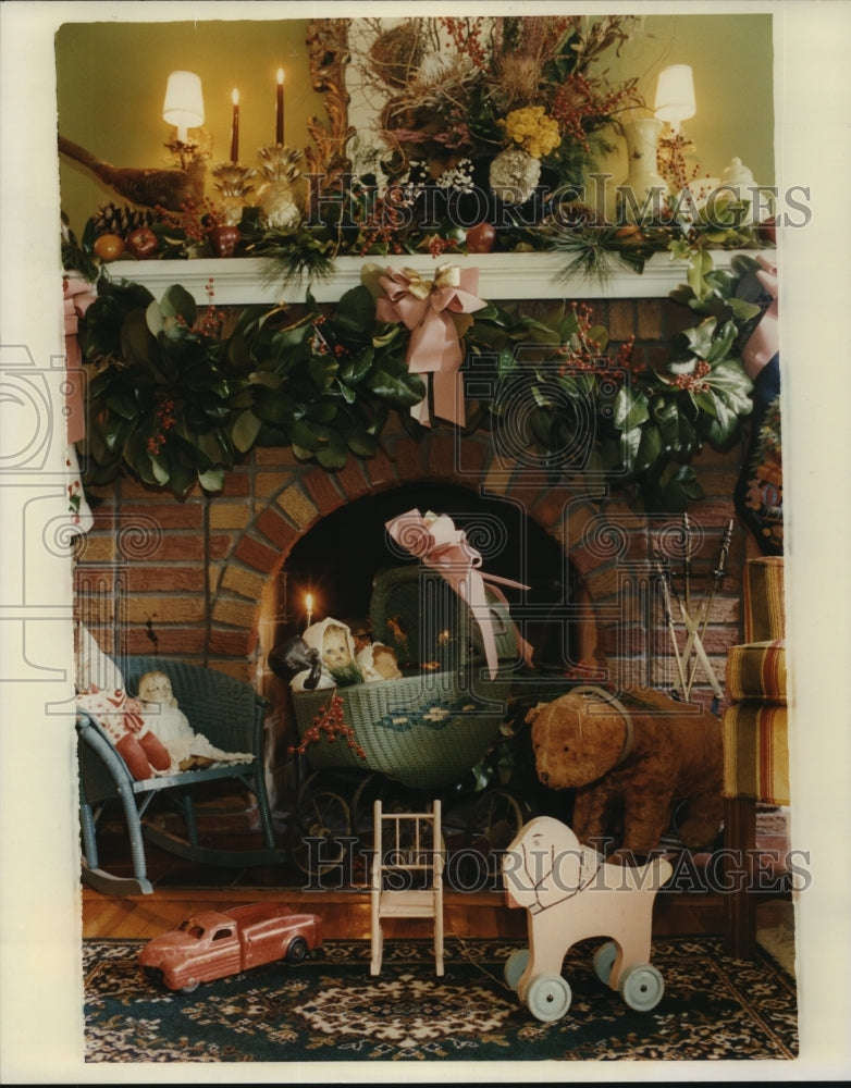 1992 Fireplace scene at 768 E 16th St, Houston on home tour - Historic Images