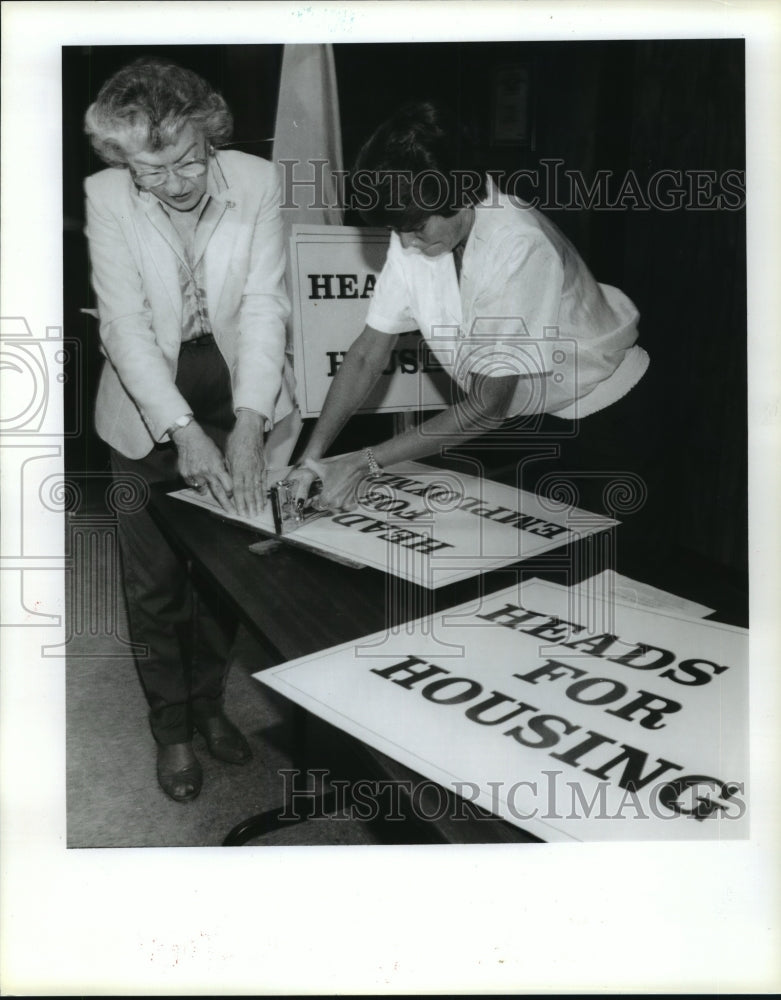 1991 Union member prepare signs for TX Labor Day march for homeless - Historic Images