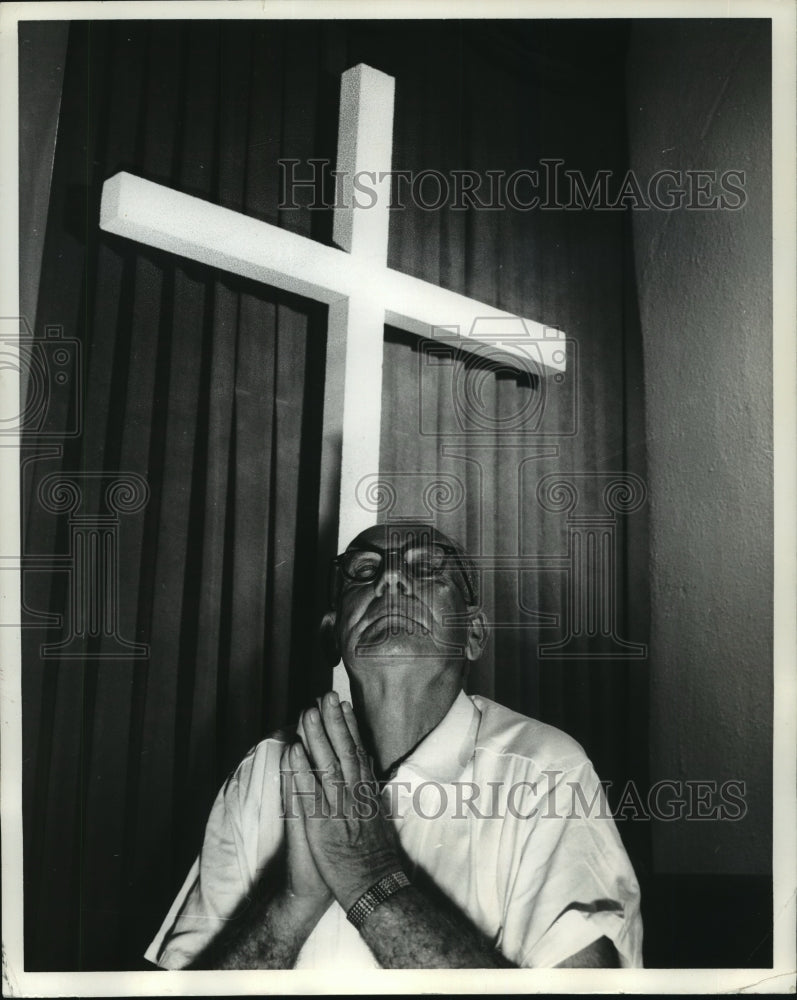 1963 Press Photo Richard (Doc) Howard prays at Houston Salvation Army chapel - Historic Images