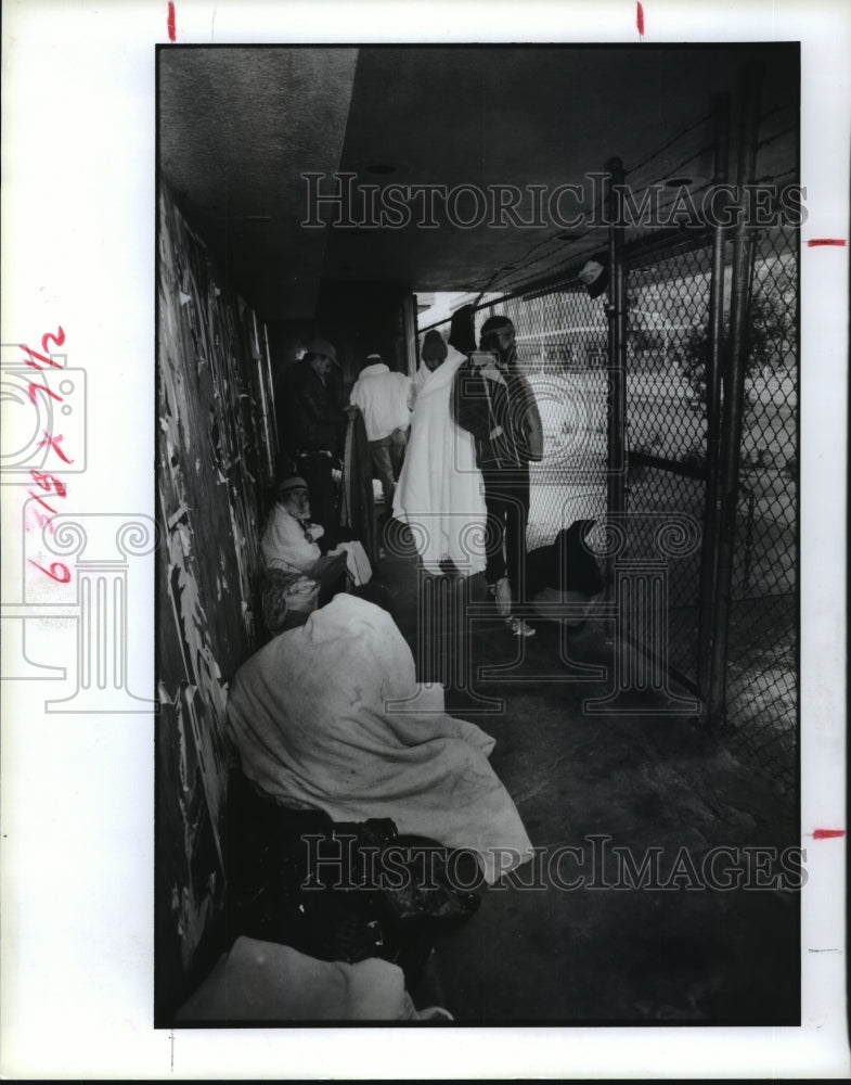 1990 Homeless men camp in closed building in Houston - Historic Images