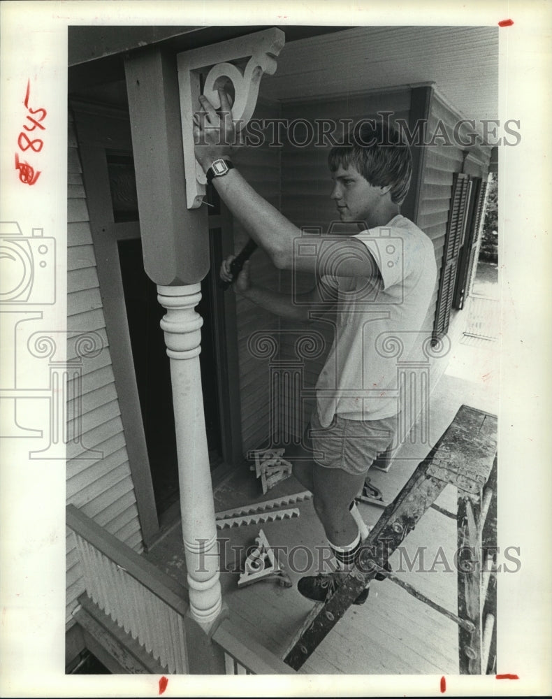 1981 Alex Moring helps with porch home renovations - Historic Images